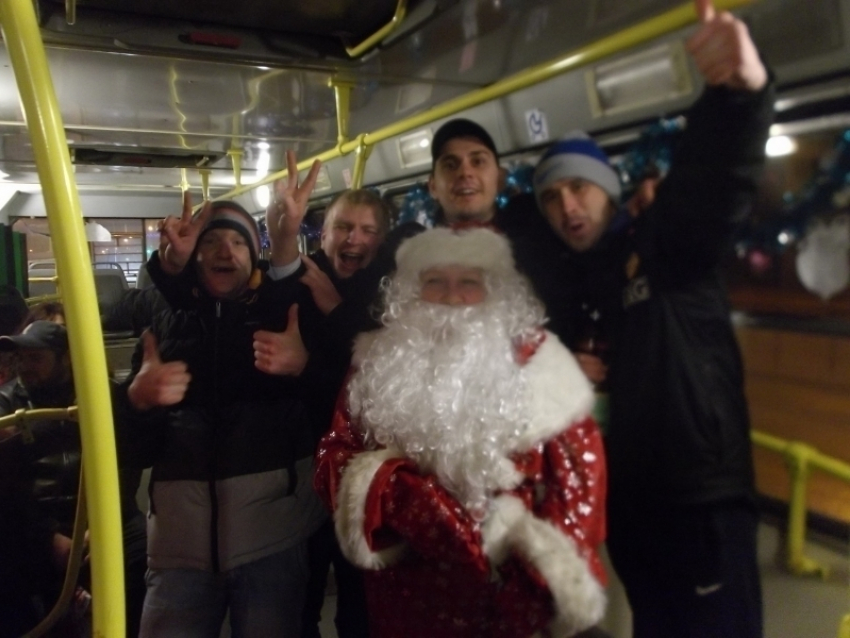 Два Деда Мороза и две Снегурочки раздавали подарки в «новогодних троллейбусах» Волгодонска