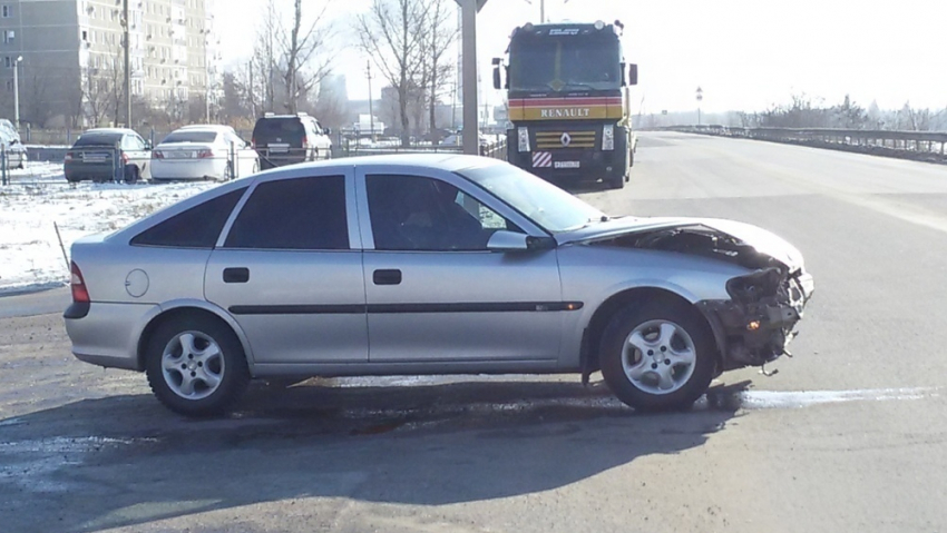 В Волгодонске водитель «Опеля», выезжая со двора МРЭО, сразу попал в аварию