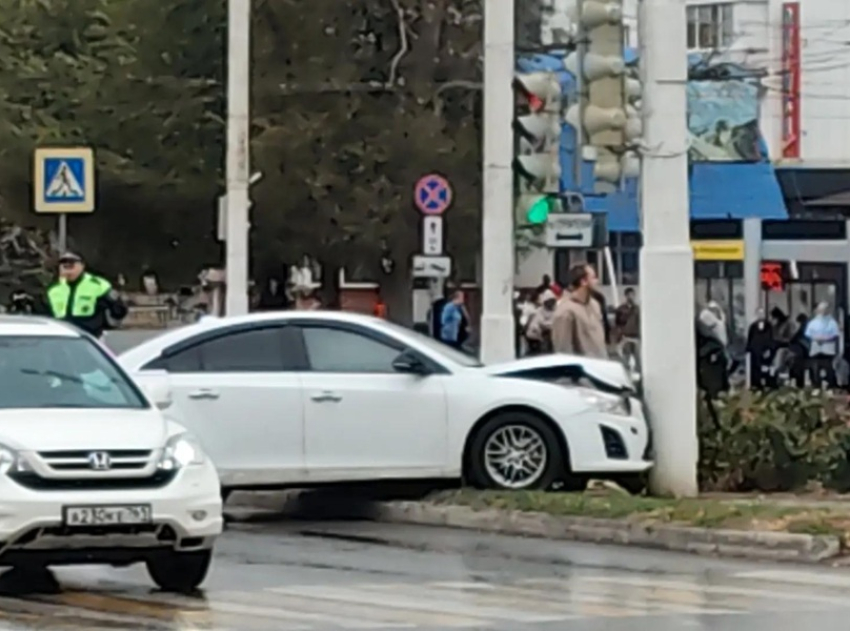 Автомобиль протаранил троллейбусный столб у торгового центра
