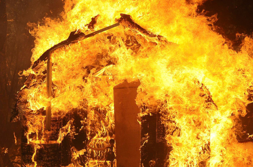 На пожаре в волгодонском «Летнем саду» погибла 50-летняя женщина