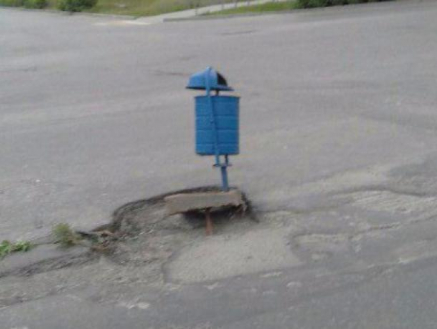Мусорная урна в яме на дороге появилась в центре Волгодонска
