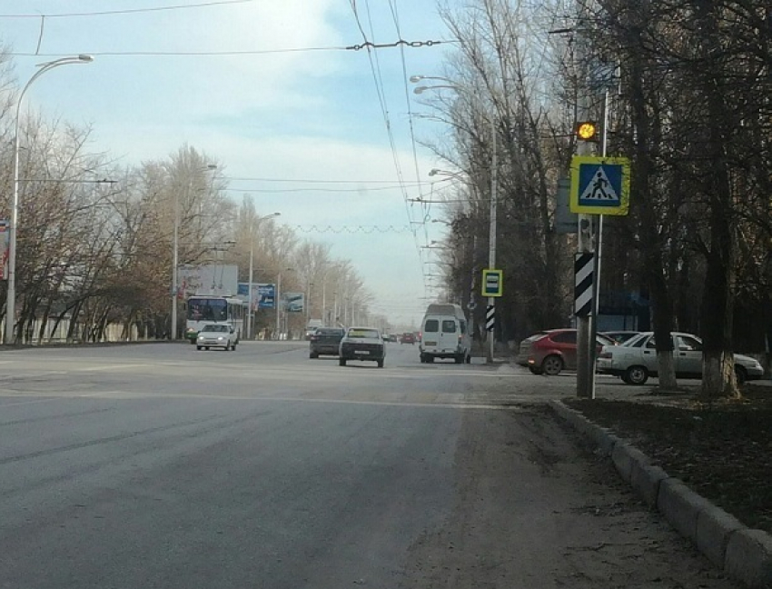 Опасный дорожный участок в старой части Волгодонска оборудовали специальным мигающим светофором