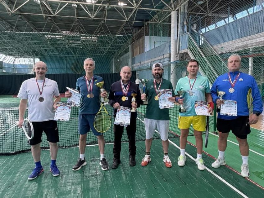 Волгодонск отметил новогодние праздники теннисным турниром среди подростков, ветеранов и любителей