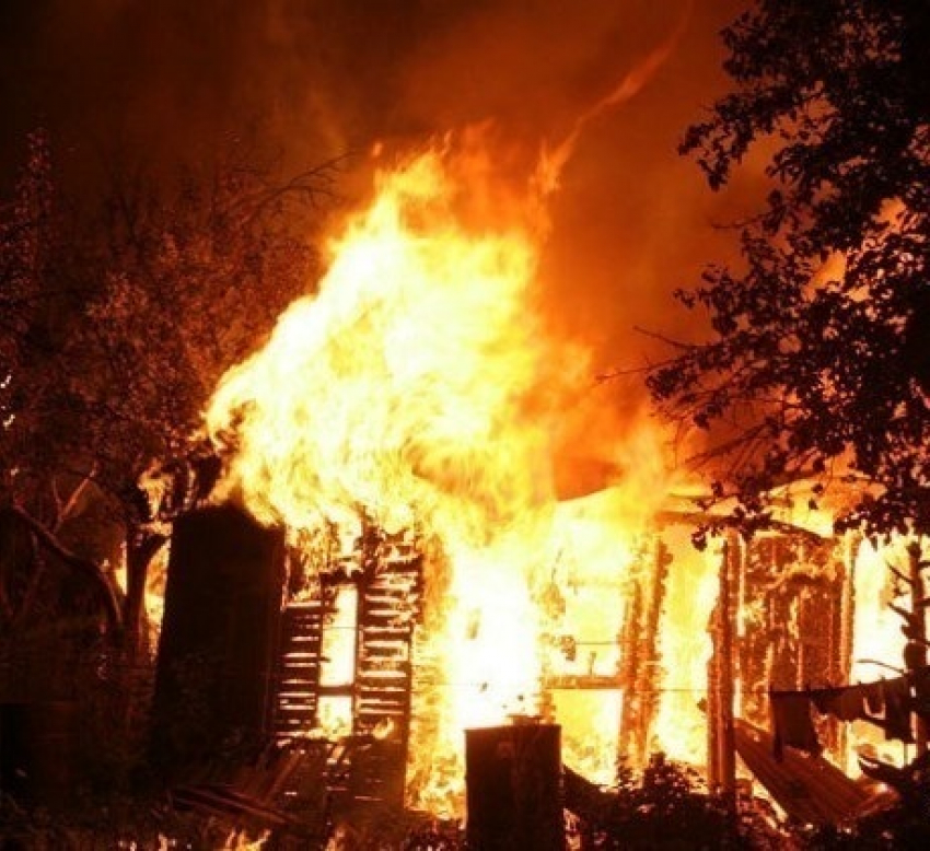 В Волгодонске дотла сгорели дача и банный домик