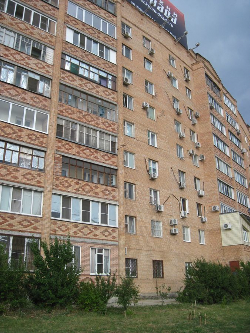 В Волгодонске из окна шестого этажа выпала и разбилась трехлетняя девочка