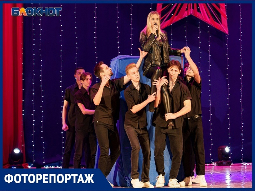 С попурри и стихотворным флешмобом отметили День защитника Отечества в ДК имени Курчатова 