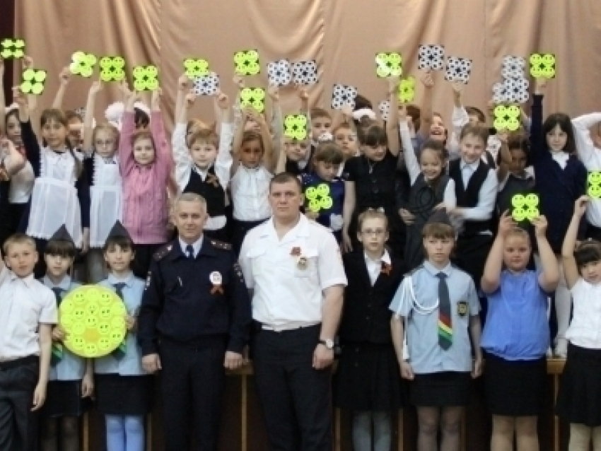 Сотрудники ГИБДД подарили морозовским школьникам блестящие смайлики