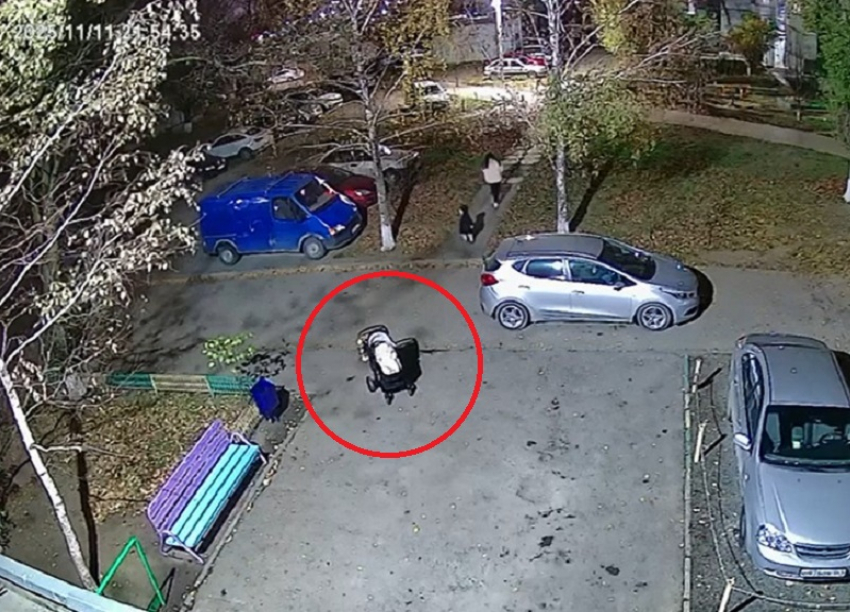 Вышвырнула коляску с орущим младенцем на дорогу поздно вечером на улице: волгодонцы в шоке от поведения молодой мамы