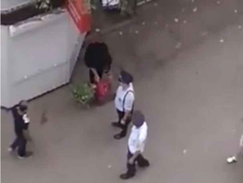 Волгодонец показал, как торговцы прячутся от полиции на стихийном рынке