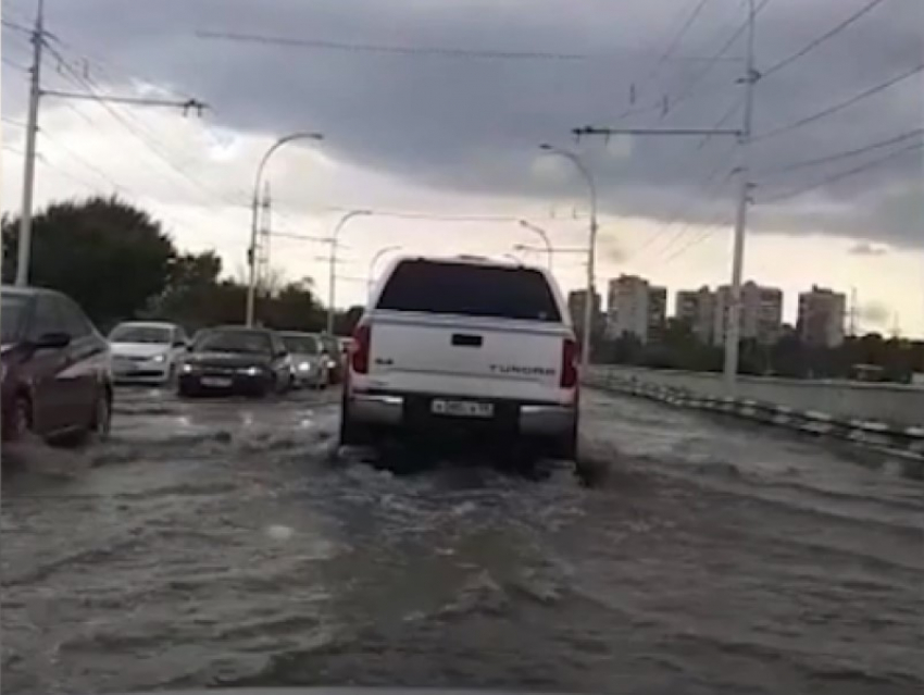 На путепроводе в Волгодонске пробили заторы в  забытой ливневке