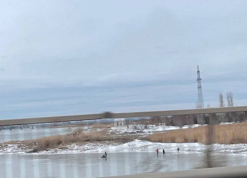 Первые рыбаки стали бурить лунки в тонком льду Сухо-Соленовского залива в Волгодонске 