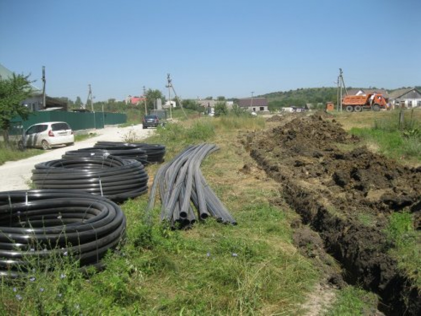 Администрацию поселения в Дубовском районе заставили строить водопровод для хуторян