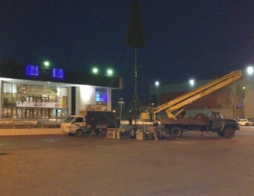 В Волгодонске на площади у ДК имени Курчатова приступили к установке новогодней елки