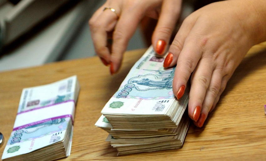 В Волгодонске бухгалтер похитила из магазина автозапчастей 250 тысяч рублей, чтобы погасить свои кредиты