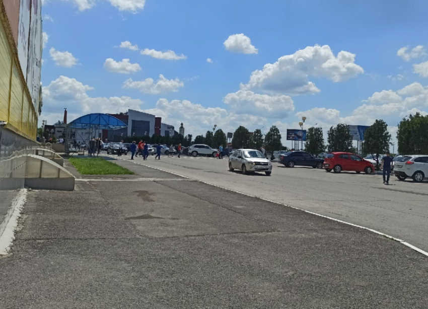 Посетителей ТРЦ спешно эвакуировали после сообщения о минировании в Волгодонске