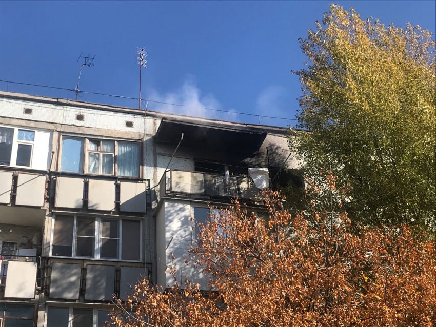 Крупный пожар разгорелся в квартире на улице Максима Горького в Волгодонске