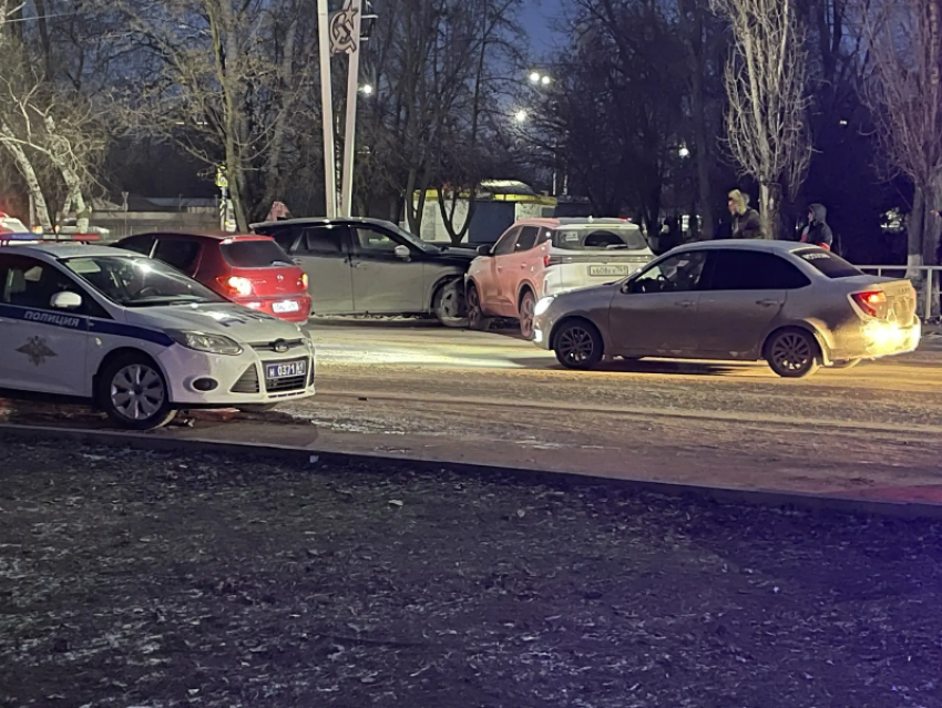 «Взял у дяди покататься:»: школьник устроил массовое ДТП напротив вокзала в Волгодонске