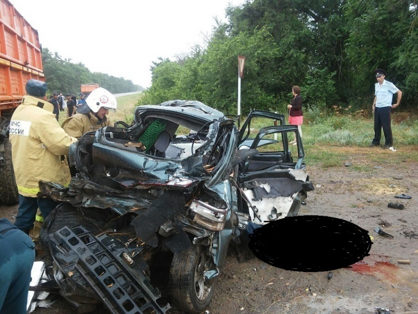 Под Волгодонском ВАЗ въехал в КамАЗ –  погибли водитель и два пассажира 