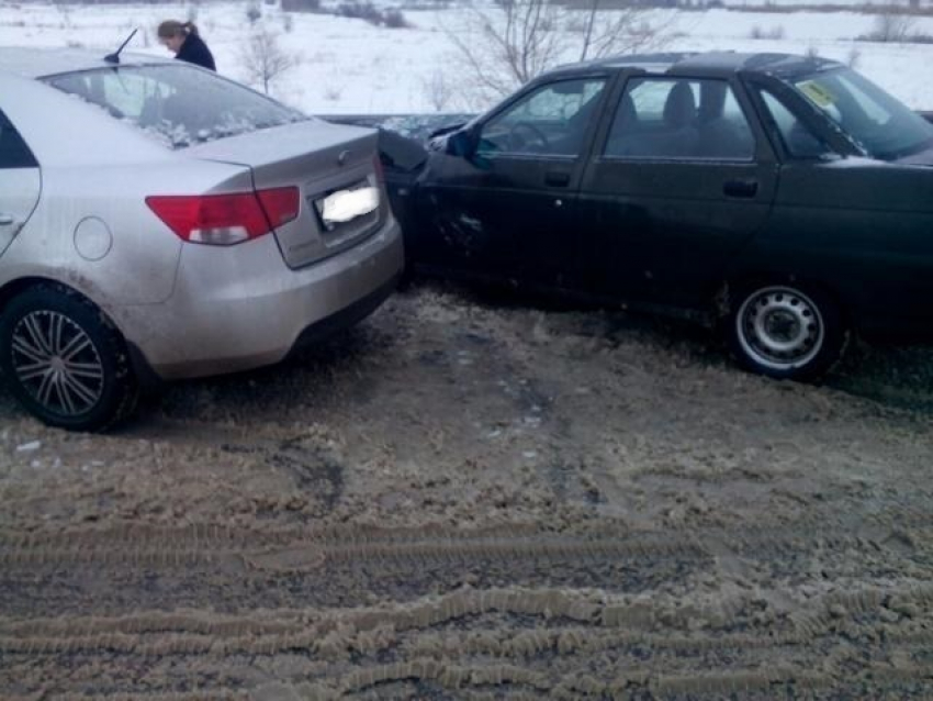 Автоледи выехала на «встречку» и врезалась в ВАЗ – пострадали дети