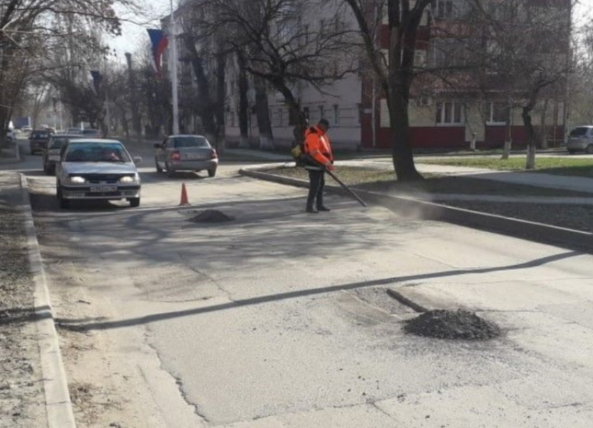 Рабочие приступили к устранению дефектов дорожного полотна в Волгодонске