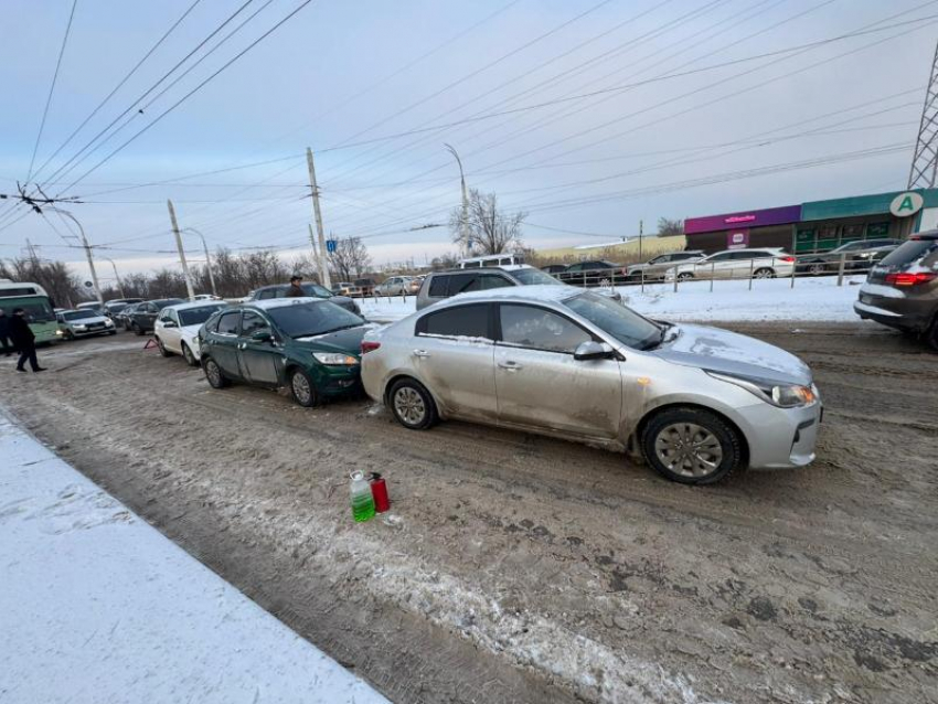 Огромную 40-минутную пробку создало ДТП с тремя автомобилями на Жуковском шоссе
