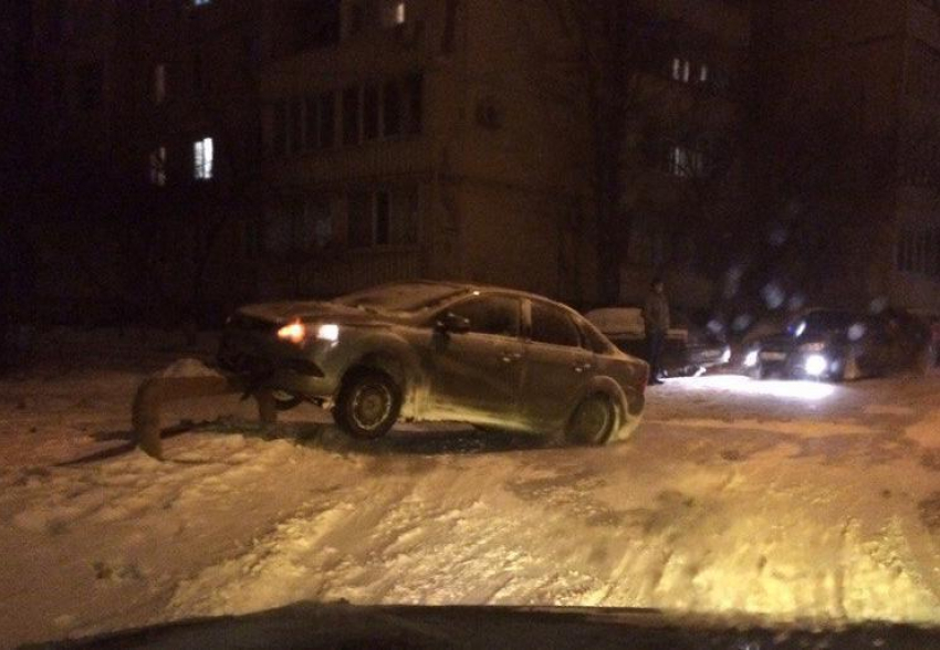 После ДТП «Форд» повис на трубе в центре Волгодонска