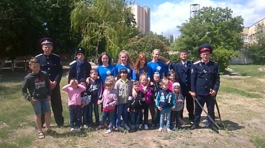 Молодые казаки посетили воспитанников центра «Аистенок» 