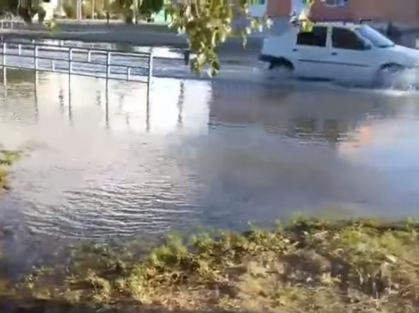 Перекресток в новой части Волгодонска затопило из-за порыва водовода
