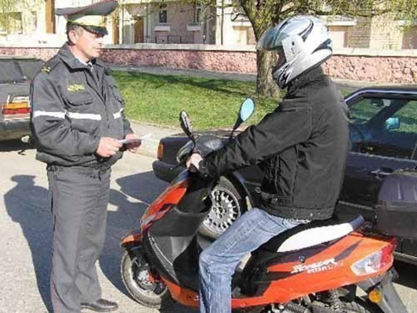 В Морозовском районе полицейские по просьбе водителя поработали заправщиками