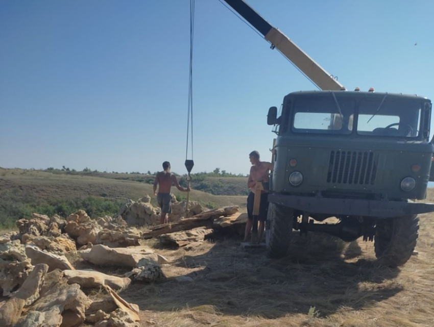 Пляжи опустошаются: редкие геологические находки и природные камни на грузовиках вывозят с берегов Цимлянского водохранилища под Саркелом