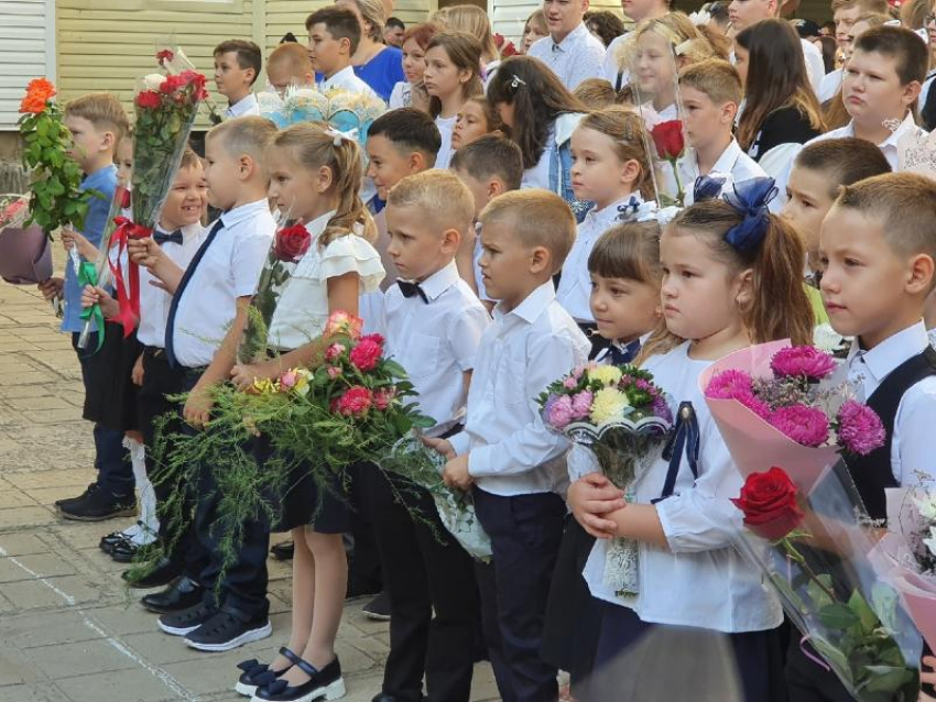 Белый верх, черный низ и яркие букеты: волгодонские школьники отмечают День знаний