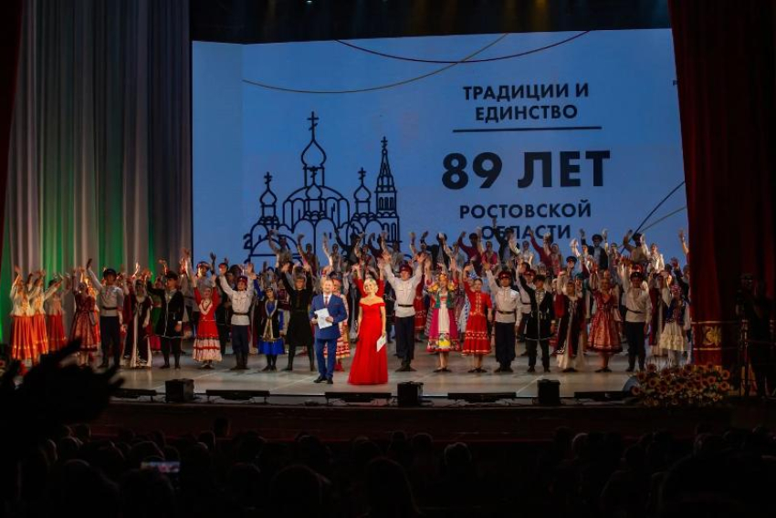 Творческие коллективы Волгодонска покорили праздничную сцену в честь 89-й годовщины области