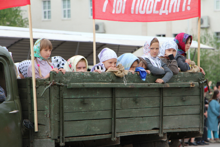 Дети передали дух военного времени в театрализованном прологе на площади Победы 