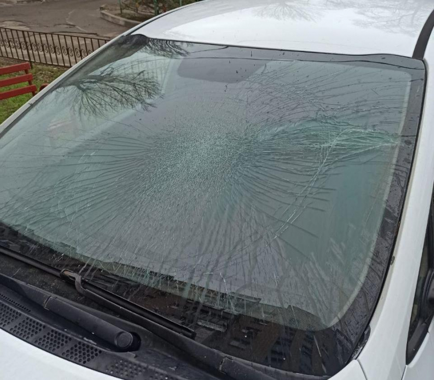 Лобовое стекло вдребезги: в Волгодонске неизвестные выбросили на машину из окна многоэтажки бутылку кефира