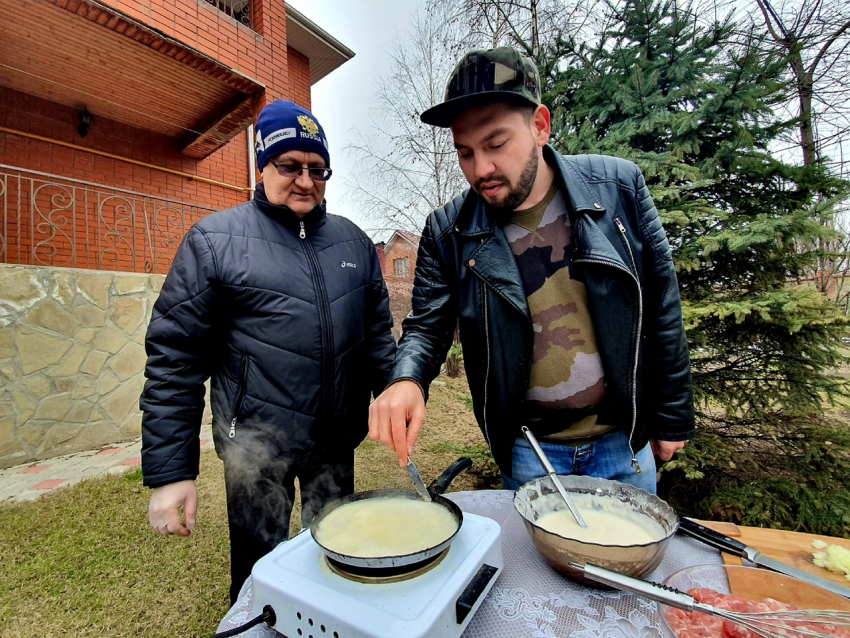 Рецепт блинов с мясом на Масленицу от двух известных волгодонских мужчин 