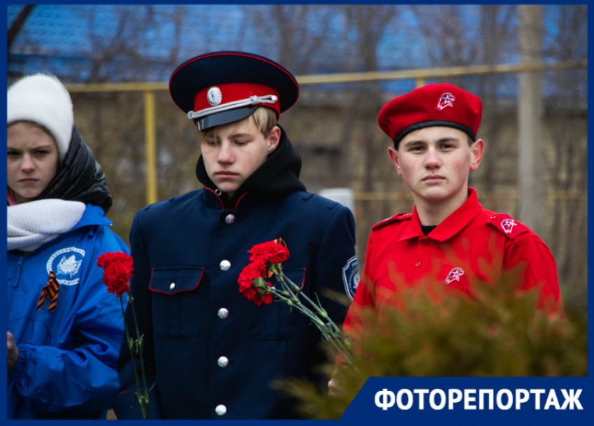 В канун Дня неизвестного солдата цветы возложили к памятнику «Вдовы» в станице Романовской 