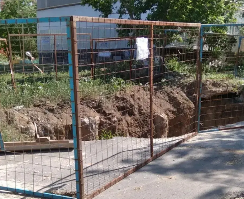 Дерзкие хулиганы снесли ограду вокруг коммунальной ямы на улице М. Кошевого: стала известна причина беспорядка на М-26