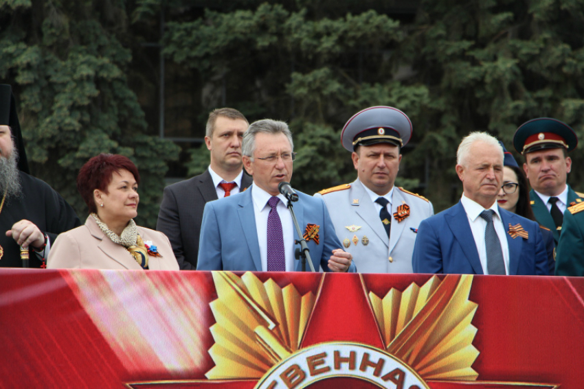 Виктор Мельников поздравил участников парада с Днем Победы в Волгодонске 