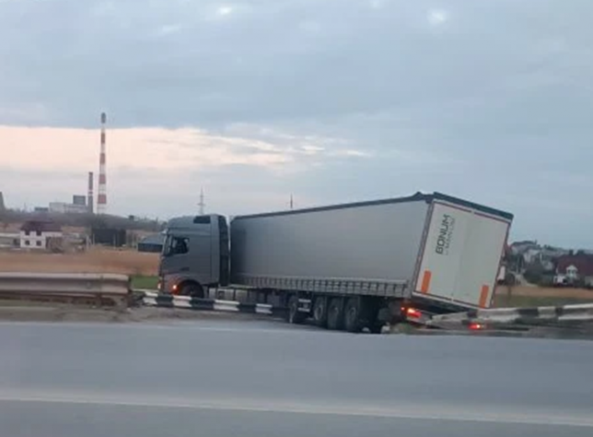 Уникальное ДТП: «раскоряченная» фура перпендикулярно перекрыла заезд на путепровод в Волгодонске