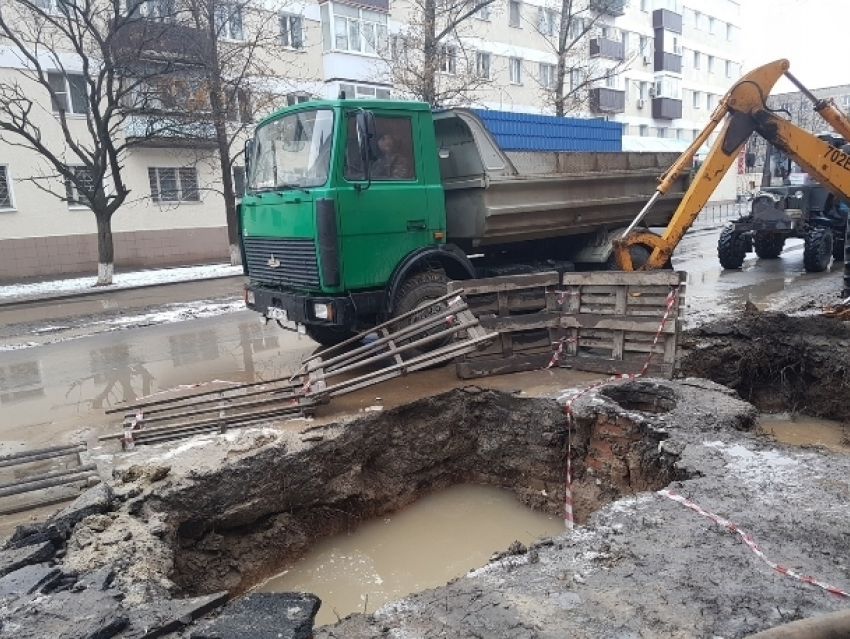 Из-за коммунальной аварии раскопали половину проезжей части на улице Горького