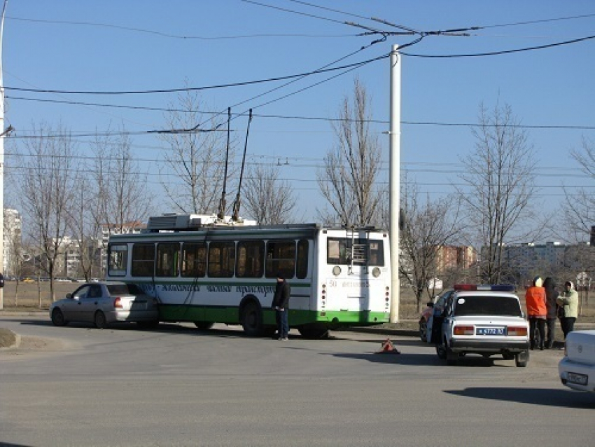 Столкновение троллейбуса с легковым автомобилем частично ограничило троллейбусное движение в новом городе Волгодонска