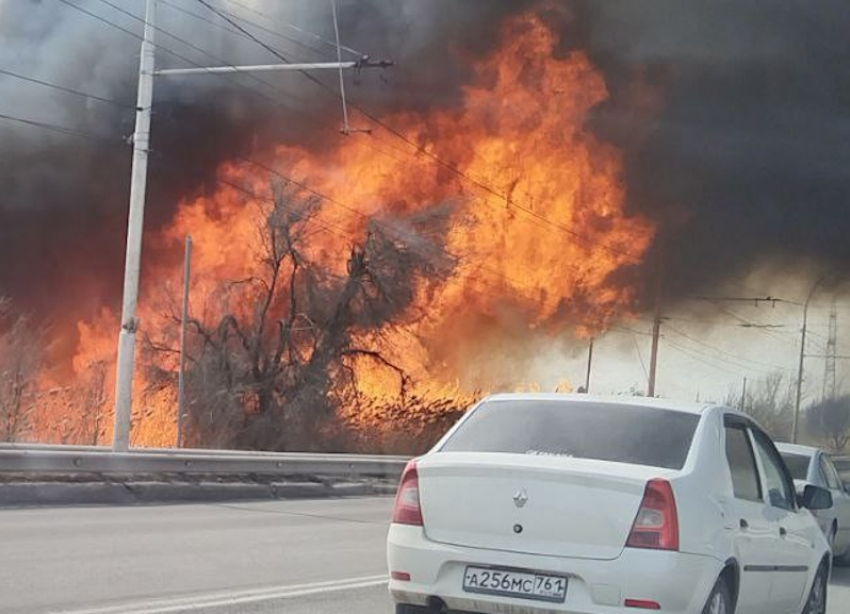 Языки пламени вырываются в Волгодонске в опасной близости с путепроводом