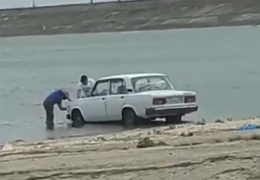 Устроившие «мойку самообслуживания» на городском пляже автомобилисты попали на видео