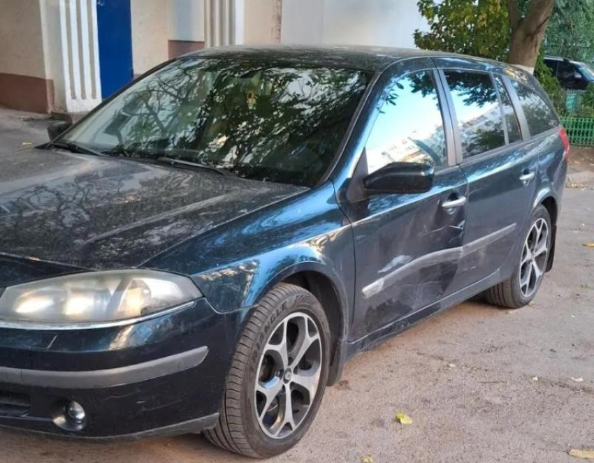 Въехал в припаркованный во дворе автомобиль и позорно скрылся: в Волгодонске ищут свидетелей ДТП на Ленинградской