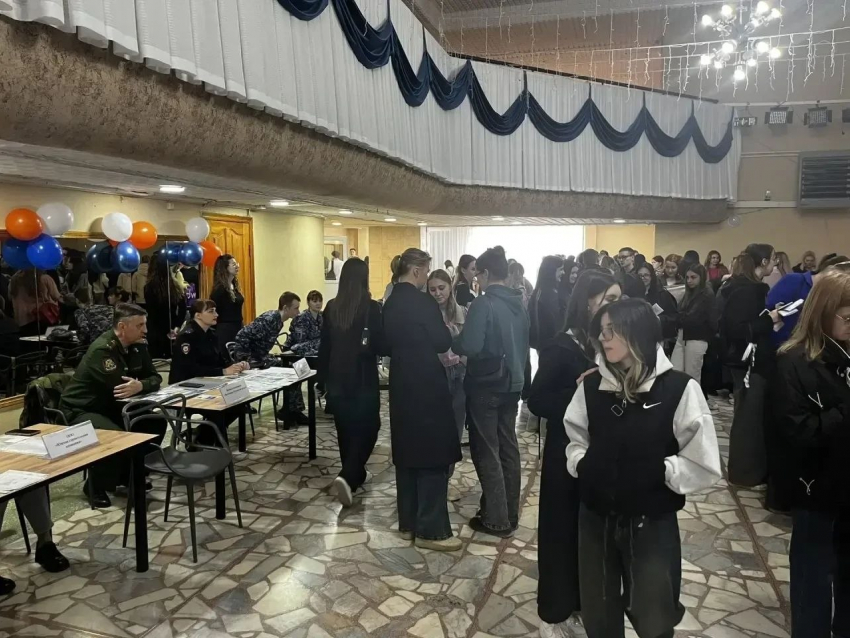 Полицейские Волгодонска ищут кадры на ярмарке вакансий