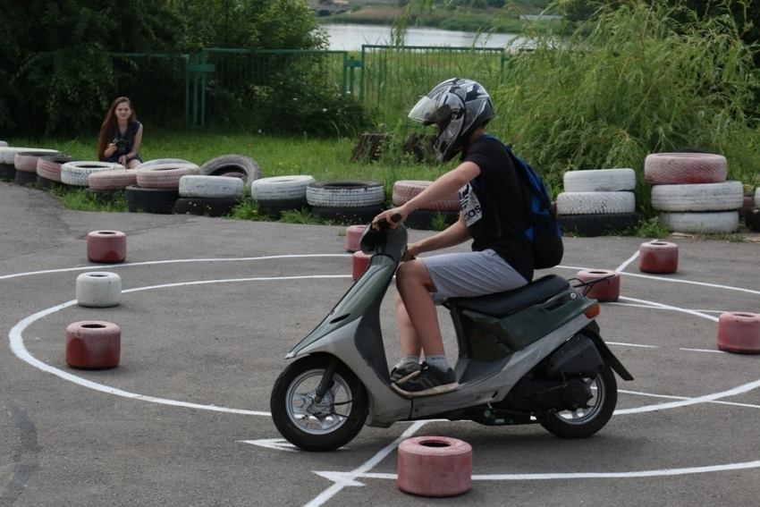 В Волгодонске в День защиты детей прошли соревнования скутеристов