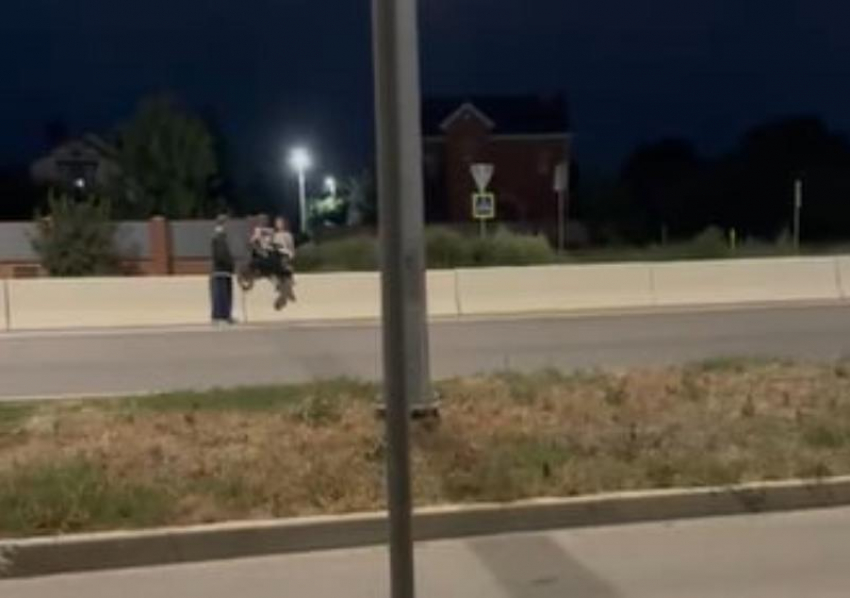 Беспечная мать с коляской рискует жизнью ребенка на оживленной трассе проспекта Лазоревого 