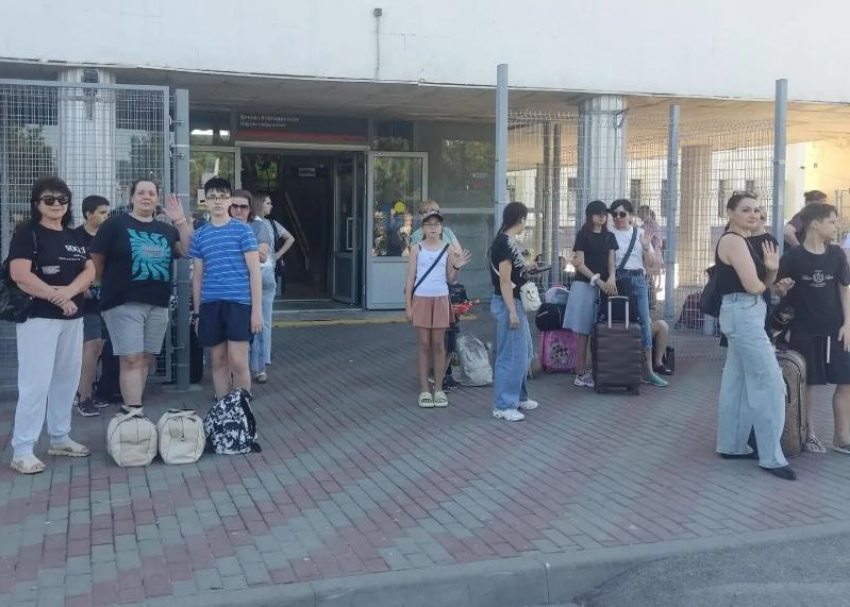64 школьника из Волгодонска отправились на летний отдых в Неклиновский  район