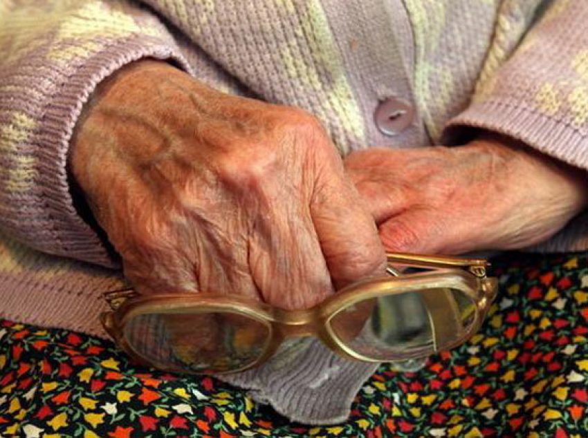 В Цимлянске из-за денег жестоко избили и пытались задушить 77-летнюю учительницу