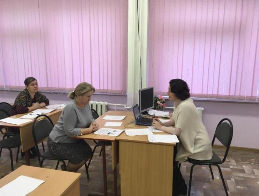 Родители будущих выпускников смогли на себе испытать процедуру сдачи экзаменов в Волгодонске